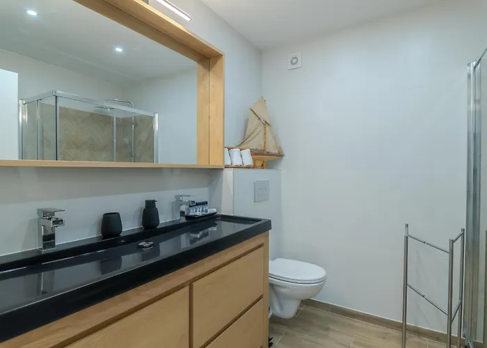 Beachside Bliss T2 With Pool & Access By Drago דירה